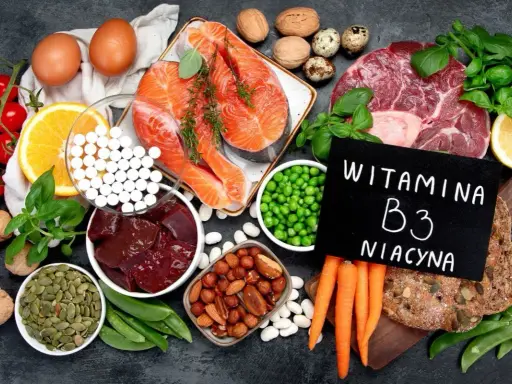 Bogactwo produktów zawierających witaminę B3 (niacynę): łosoś, wątróbka, mięso, jajka, orzechy, groszek, dynia, marchew, pomidory, cytryna, pomarańcza, pieczywo.