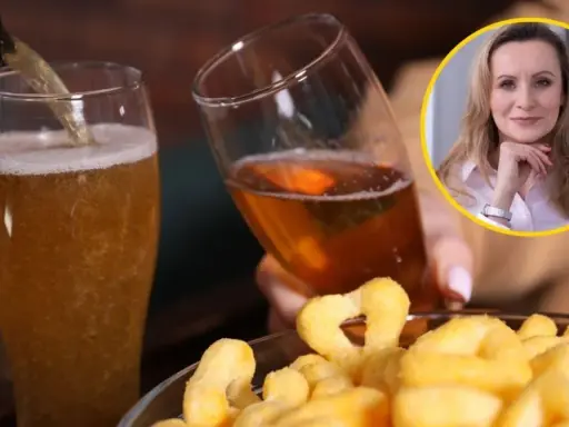 Kobieta z piwem i przekąskami. Alkohol wypłukuje magnez, co może prowadzić do problemów zdrowotnych.
