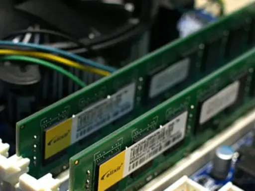 Dwa moduły RAM w komputerze. Chcesz wiedzieć, jak zwiększyć pamięć w laptopie? To pierwszy krok!