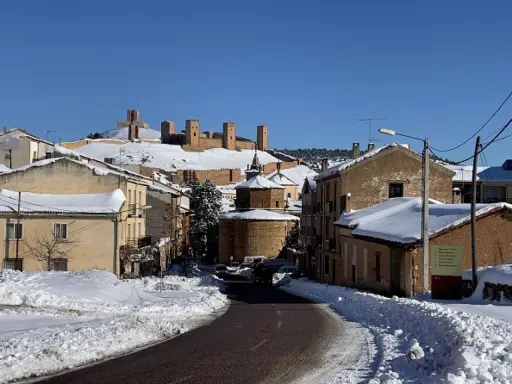 Un pueblo cubierto de nieve, con un castillo en la colina, parece el pueblo mas frio de España.