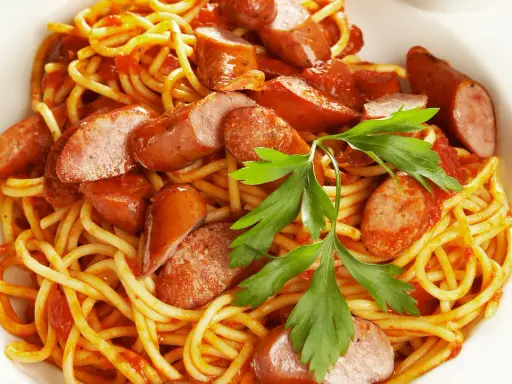 Spaghetti z kiełbasą: Twój ratunek na szybki i smaczny obiad!