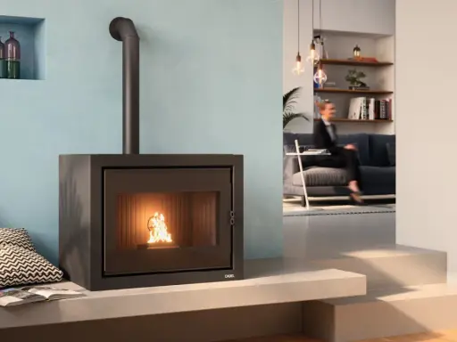 Poêle à granulés moderne, idéal pour un salon cosy. Sa dimension s'intègre parfaitement dans un décor contemporain.