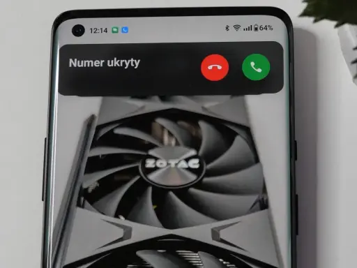 Telefon wyświetla powiadomienie o połączeniu z numeru ukrytego. Chciałbym, żeby to się już skończyło, bo to irytujące.