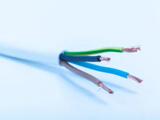 Przewód YDYp 3x1,5mm² do oświetlenia LED 230V, z żyłami w izolacji brązowej, niebieskiej i żółto-zielonej.