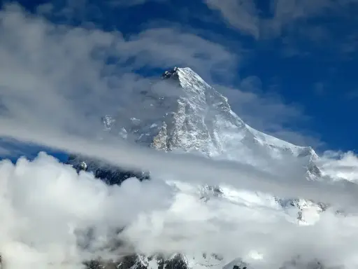 Majestatyczny K2, najwyższy szczyt Karakorum, wyłania się z chmur.