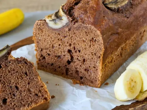Saftiges Bananenbrot mit Schokostückchen, ein köstliches Bananenbrot Rezept für Genießer.