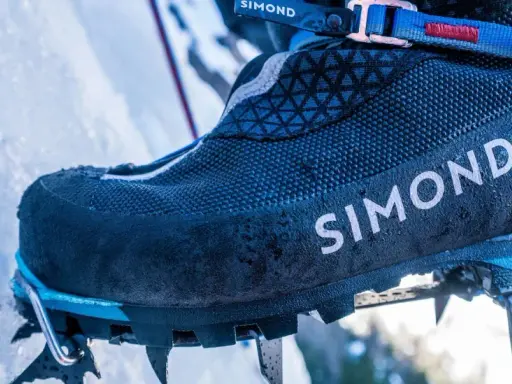 Buty z rakami Simond pewnie trzymają się lodowej ściany. To nie są zwykłe raki, to sprzęt do wspinaczki!
