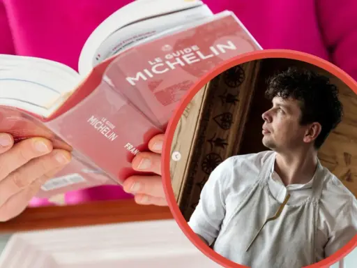 Szef kuchni w fartuchu, przeglądający przewodnik po restauracjach gwiazdki michelin.