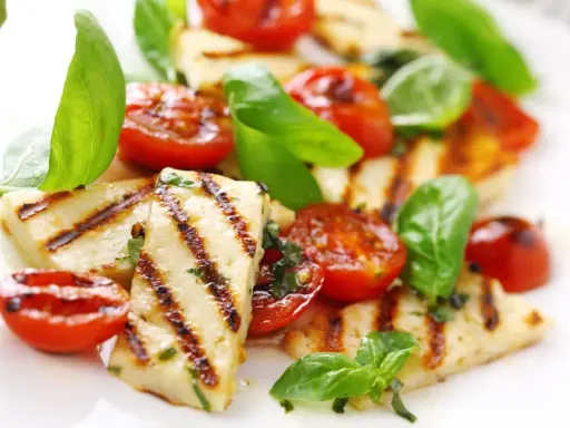 Halloumi: Jak przygotować idealny ser? Grill, patelnia, piekarnik!