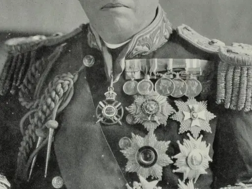 John Fisher trägt eine prunkvolle Uniform mit vielen Orden und Auszeichnungen.