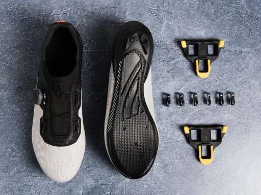 Buty rowerowe i śruby do bloków spd.