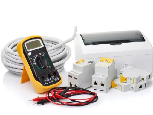 Multimètre, câble, coffret et disjoncteurs. Comprendre la différence entre interrupteur différentiel et disjoncteur différentiel pour une installation électrique sûre.