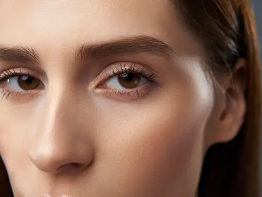 Maquillaje sutil realza unos preciosos ojos marrones, con pestañas definidas y un toque de brillo en los párpados.