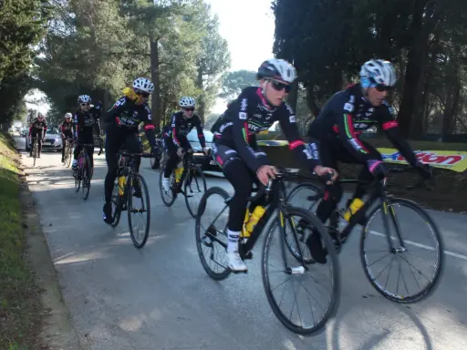 Ciclisti in gara, concentrati sul massimo consumo di ossigeno per raggiungere la vittoria.