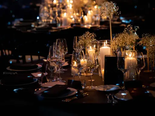 Une élégante mise de table à la française, illuminée par des bougies et des fleurs délicates, promet une soirée mémorable.