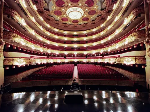 Der prunkvolle Innenraum des Gran Teatre del Liceu mit roten Samtsitzen und goldenen Verzierungen.