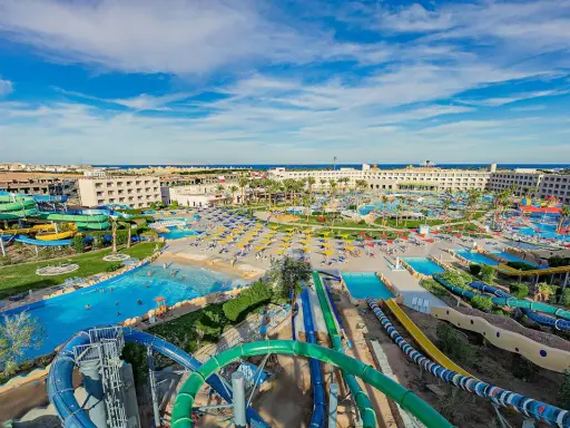 Wodne szaleństwo w Titanic Resort & Aquapark! Kolorowe zjeżdżalnie, baseny i palmy pod błękitnym niebem.