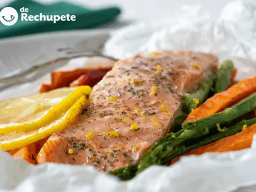 Salmón al horno con espárragos y limón, una de las mejores recetas de salmón para una cena saludable y deliciosa.