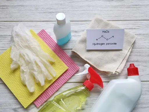 Hausmittel für fugen schimmel entfernen: Handschuhe, Tücher, Wasserstoffperoxid und Reinigungsmittel.