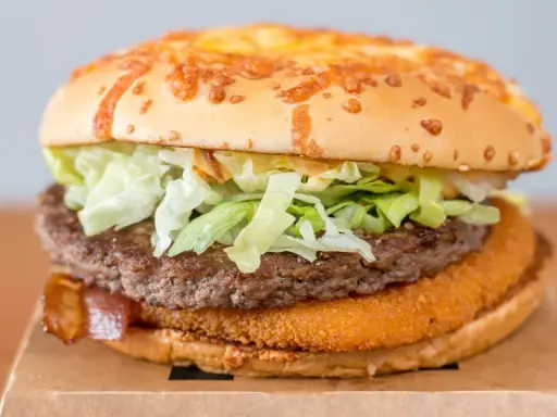 Apetyczny burger drwala z chrupiącym kotletem i serem na bułce. Kiedy będzie mój?