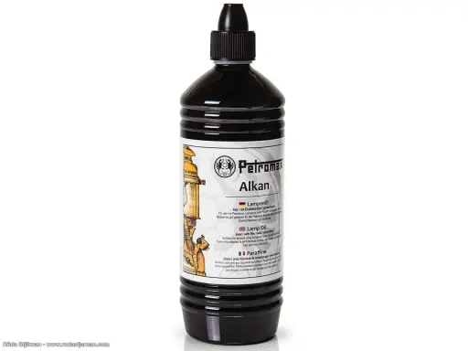 En flaska Petromax Alkan lampolja, perfekt för din campingparaffin-lampa. Ger klart och luktfritt ljus.