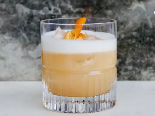 Drinki z whisky: przepisy, porady i jak zrobić idealny koktajl?