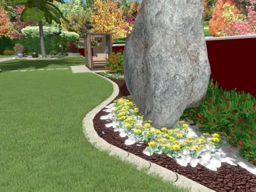 Un giardino da zero con prato verde, aiuola fiorita con margherite gialle e cespugli rossi, roccia imponente e un angolo doccia esterno.