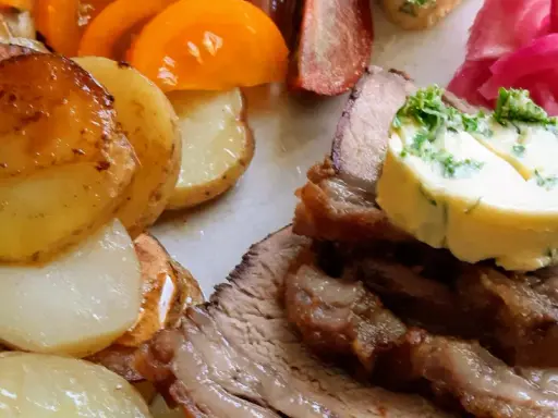 Skivad biff med kappa, rostade potatisar, tomatklyftor och picklad rödlök. En härlig måltid!