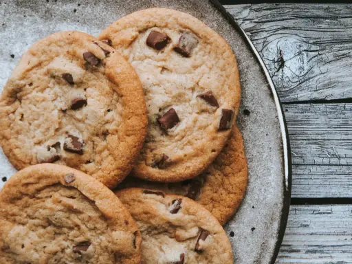 Gourmandise assurée avec ces cookies aux pépites de chocolat, dignes d'un cookie Cyril Lignac. Parfaits pour un goûter réconfortant.