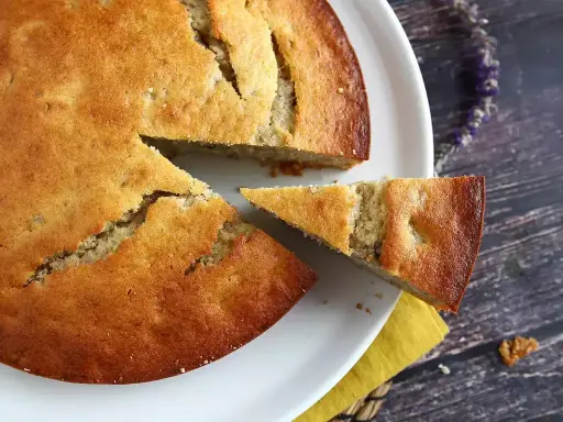 En saftig banankaka utan socker, perfekt för en hälsosam fika. En bit är redan uppskuren.