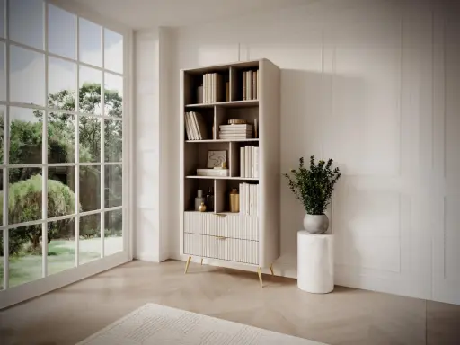 Elegante libreria pino con libros y adornos, junto a un gran ventanal con vistas a un jardín frondoso.