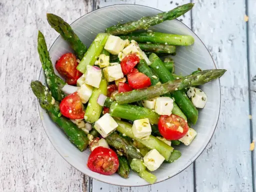 Frischer Spargelsalat mit Tomaten und Feta. Ein leichtes und leckeres Spargelsalat Rezept für den Sommer.