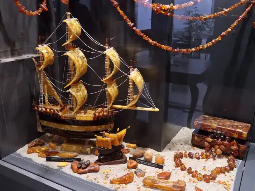 Model żaglowca z bursztynu, ozdoby i szkatułka – eksponaty w Muzeum Bursztynu Kraków.