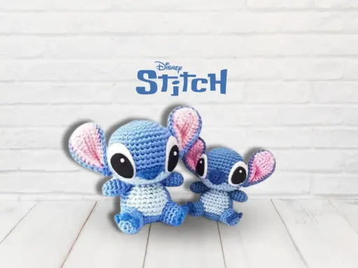 Dos adorables Stitch de ganchillo, uno grande y otro pequeño, listos para ser creados paso a paso.
