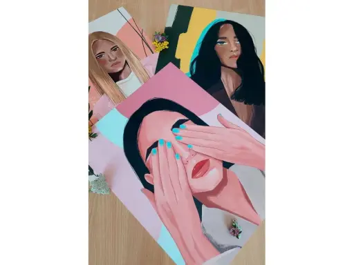 Trzy portrety kobiet na papierze do plakatów. Jedna zasłania oczy, druga ma blond włosy, trzecia ciemne.