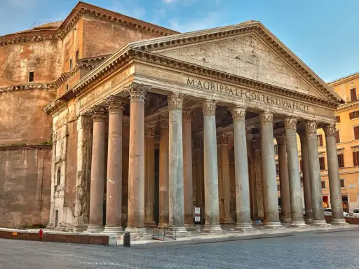 La coupole du Panthéon de Rome, majestueuse, se dresse avec ses colonnes antiques. Un monument historique impressionnant.