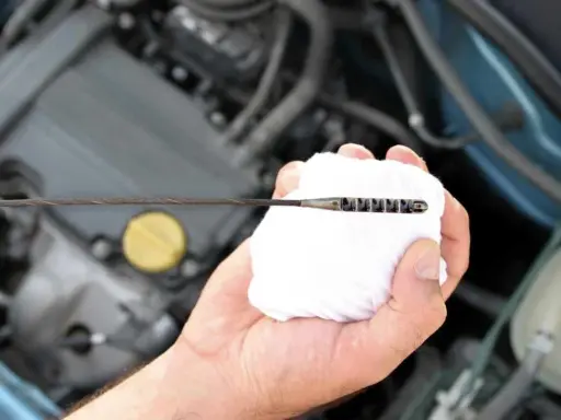 La varilla del aceite del motor sirve para comprobar el nivel de lubricante. Aquí se muestra cómo se usa para verificar si el motor tiene suficiente aceite.