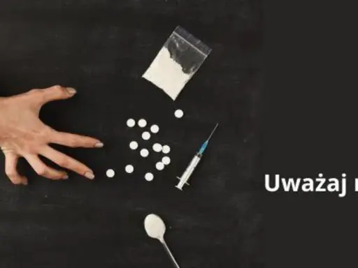 Dwie ręce walczą o kontrolę nad przedmiotami związanymi z narkotykami: strzykawką, tabletkami i proszkiem. Uważaj na fentanyl.