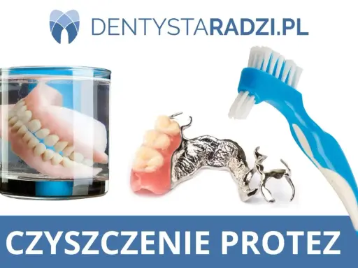 Szczoteczka i protezy zębowe w szklance wody. Pamiętaj o codziennym czyszczeniu protezy zębowej dla zdrowia jamy ustnej.