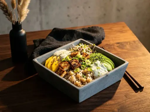Eine köstliche vegane Sushi Bowl mit Reis, Avocado, Mango, Tofu und Sprossen.