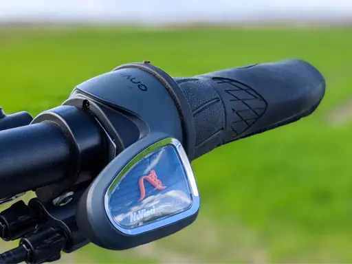Fahrradlenker mit enviolo 380 Schaltung, bereit für die Fahrt durch grüne Felder.