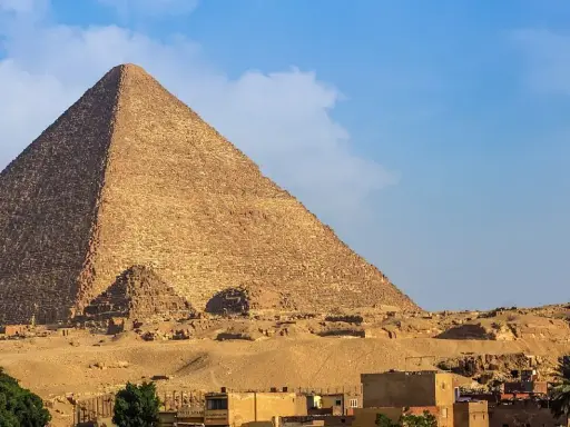 La Piramide di Cheope domina il paesaggio egiziano. Un'ispirazione per chi vuole sapere come organizzare un viaggio in Egitto.