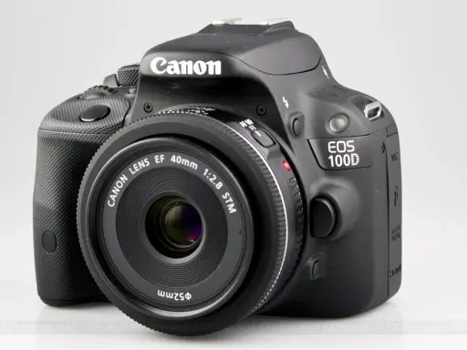 Canon 100D w 2026: Czy ten budżetowy aparat ma sens dla początkujących?