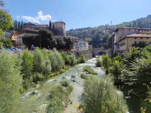 Fiume Adige attraversa Rovereto, con il Castello sul colle. Un'ottima panoramica di cosa vedere in questa città.