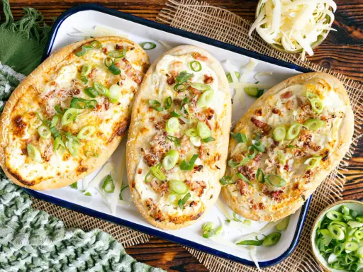 Drei herzhafte Kartoffel-Dinnete mit Speck und Frühlingszwiebeln, bereit zum Genießen. Ein tolles Rezept für Kartoffel-Dinnete!