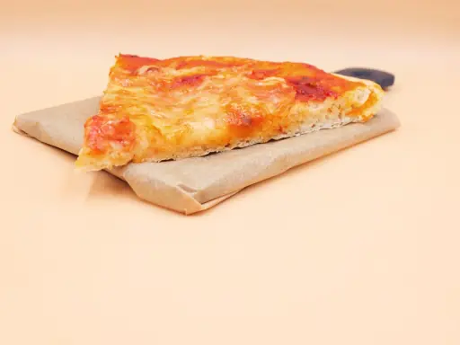 Kawałek pysznej pizzy, idealny na szybki lunch. Ten prosty przepis na pizzę z pewnością zachwyci każdego.