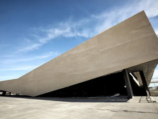 Edificio moderno con tetto spiovente, che ricorda le onde del mare, vicino al porto di Lisbona.