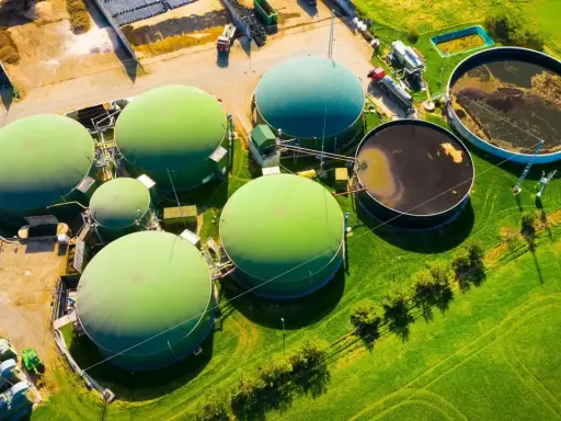 Grüne Biogasbehälter und Gärrestlager auf einem Bauernhof. Hier wird aus organischem Material Biomasse gewonnen.
