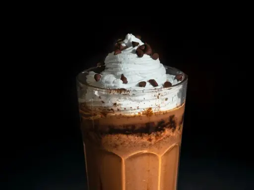 Ein cremiger Eiskaffee mit Sahne und Schokostückchen, perfekt für die Schwangerschaft.
