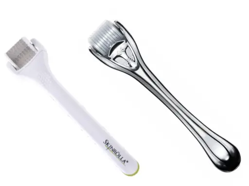 Dos rodillos para microneedling capilar, uno blanco y otro plateado, listos para estimular el crecimiento del cabello.